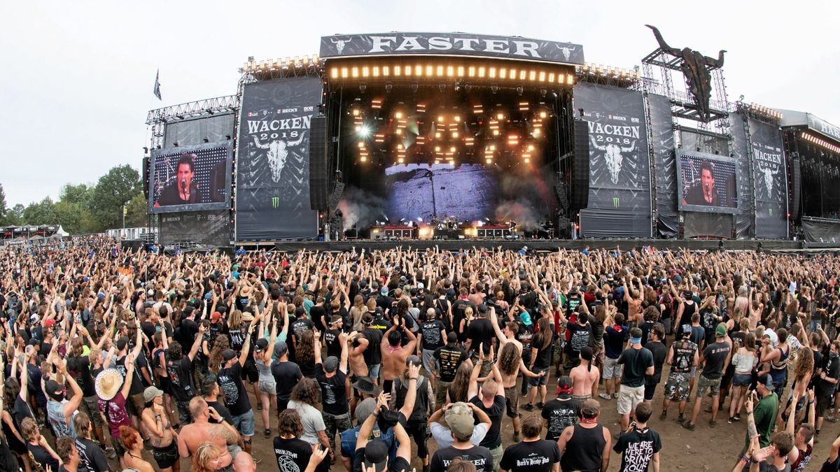 Mehr als 80.000 Menschen aus aller Welt wollten dieser Tage zum „Wacken Open Air“ nach Schleswig-Holstein reisen. Undenkbar in Corona-Zeiten. Um die Metalwelt zumindest online zusammenzubringen, streamen die Veranstalter an vier Tagen Konzerte. 