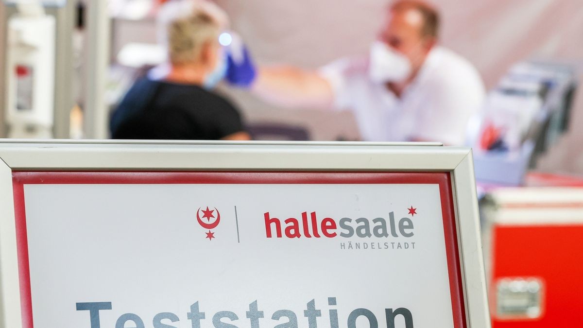 Zuerst hatte die Stadt Halle kostenpflichtig Corona-Tests für alle Bürger und Bürgerinnen aus Halle angeboten. Das Angebot wurde jedoch eher sporadisch angenommen, der Preis von 150 Euro pro Test hatte die Hallenser wohl abgeschreckt.