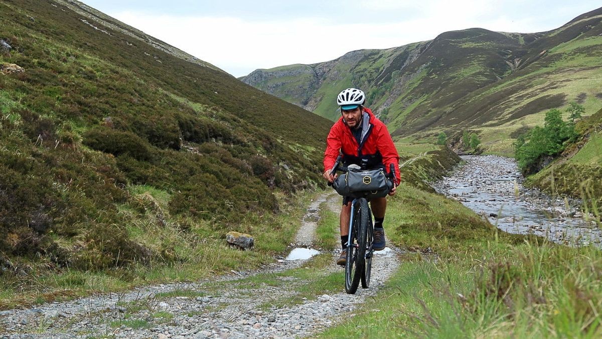 Seit seiner Weltreise arbeitet Markus Stitz freiberuflich unter dem Namen „Bikepacking Scotland“ als Routenplaner. Er lebt seit elf Jahren in Schottland.