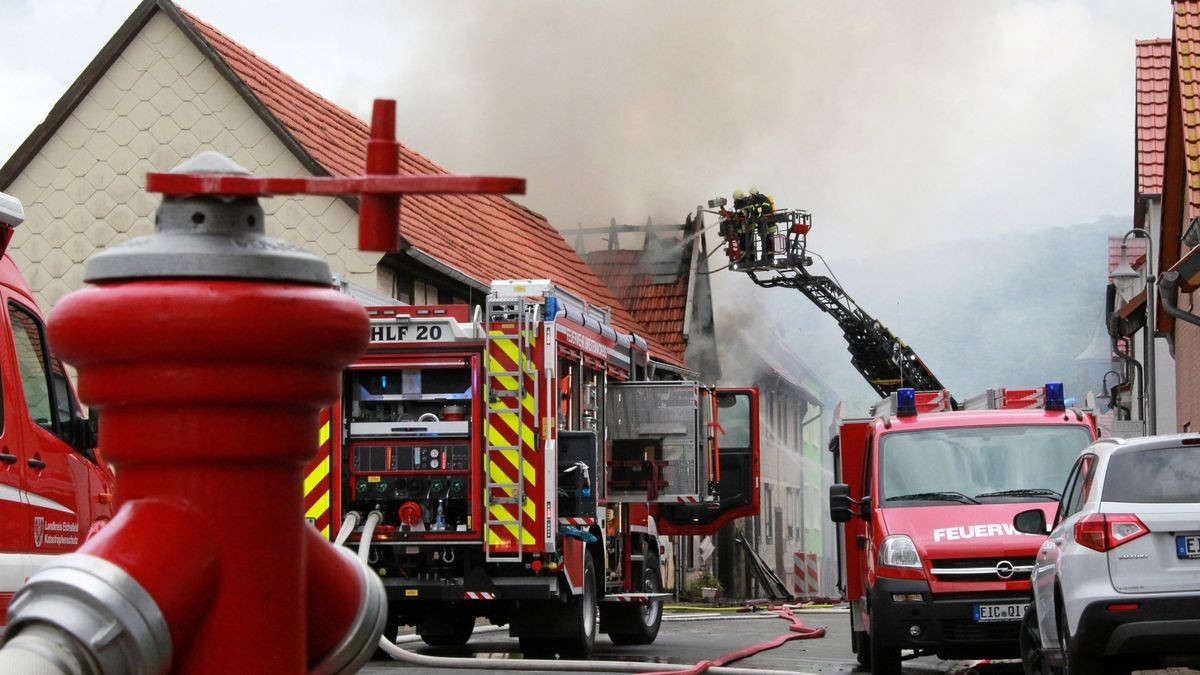 Vermutlich ein Blitz war Schuld an einem Brand in einem Wohnhaus in Buhla. Die Bewohner konnten dank zweier Nachbarinnen unverletzt das Haus verlassen, das aber nicht mehr bewohnbar ist. 