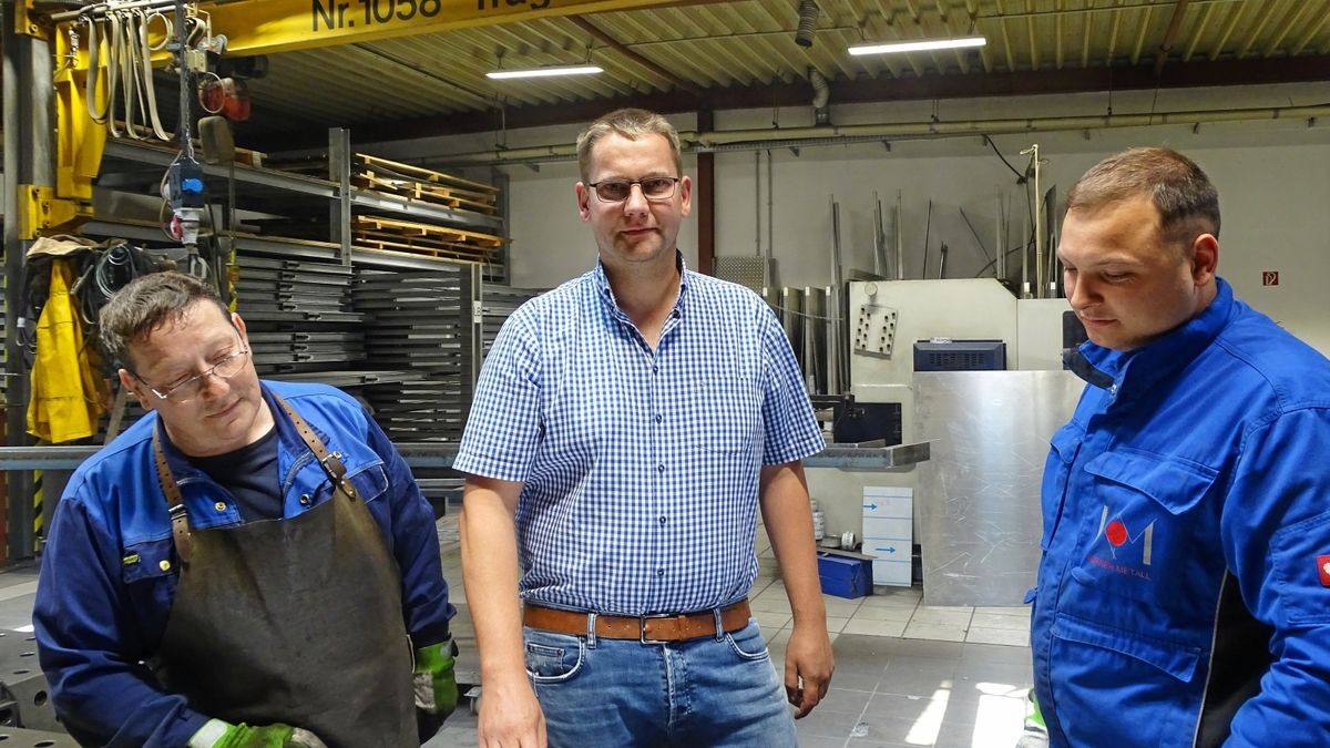 Geschäftsführer Alexander Werner (Mitte) und sein Team ermöglichen jungen Leuten, Einblicke in die Werkstatt und die Arbeit auf der Baustelle zu erhalten, um sie für eine Ausbildung zum Metallbauer/Konstruktionsmechaniker zu motivieren.