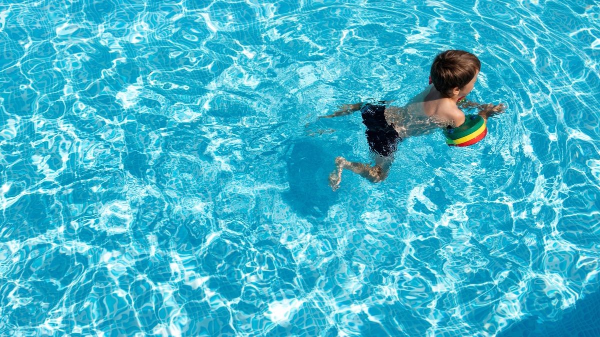 Das Kind trieb im Schwimmbad in Schleusingen leblos im Wasser. (Symbolbild)