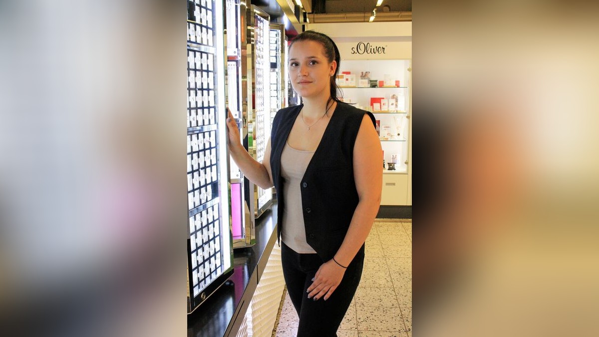 Jasmin Fröhlich (21), hier in der Abteilung Foto, Uhren Schmuck, hat im Globus Warenhaus in Gera-Trebnitz zwei Jahre Verkäuferin gelernt und ergänzt die Ausbildung ab August 2020 im dritten Jahr mit der zur Kauffrau im Einzelhandel 