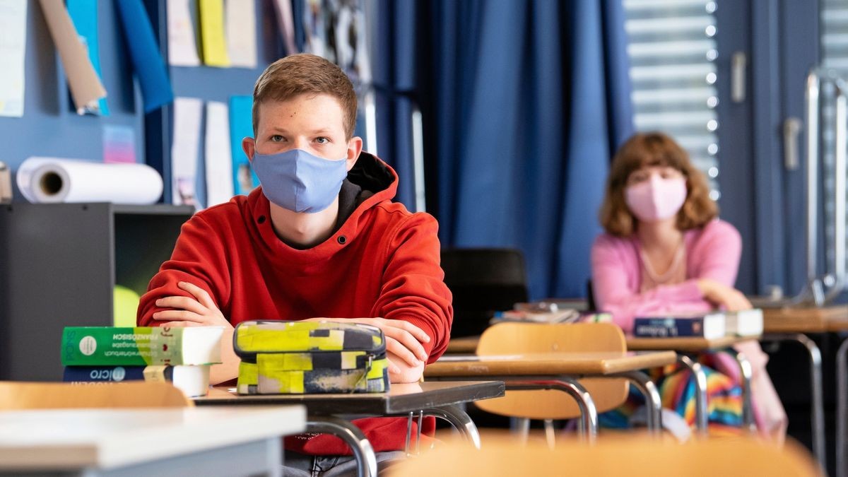 Experten empfehlen zumindest für ältere Kinder in Schulen das Tragen einer Maske – auch im Unterricht (Symbolbild).