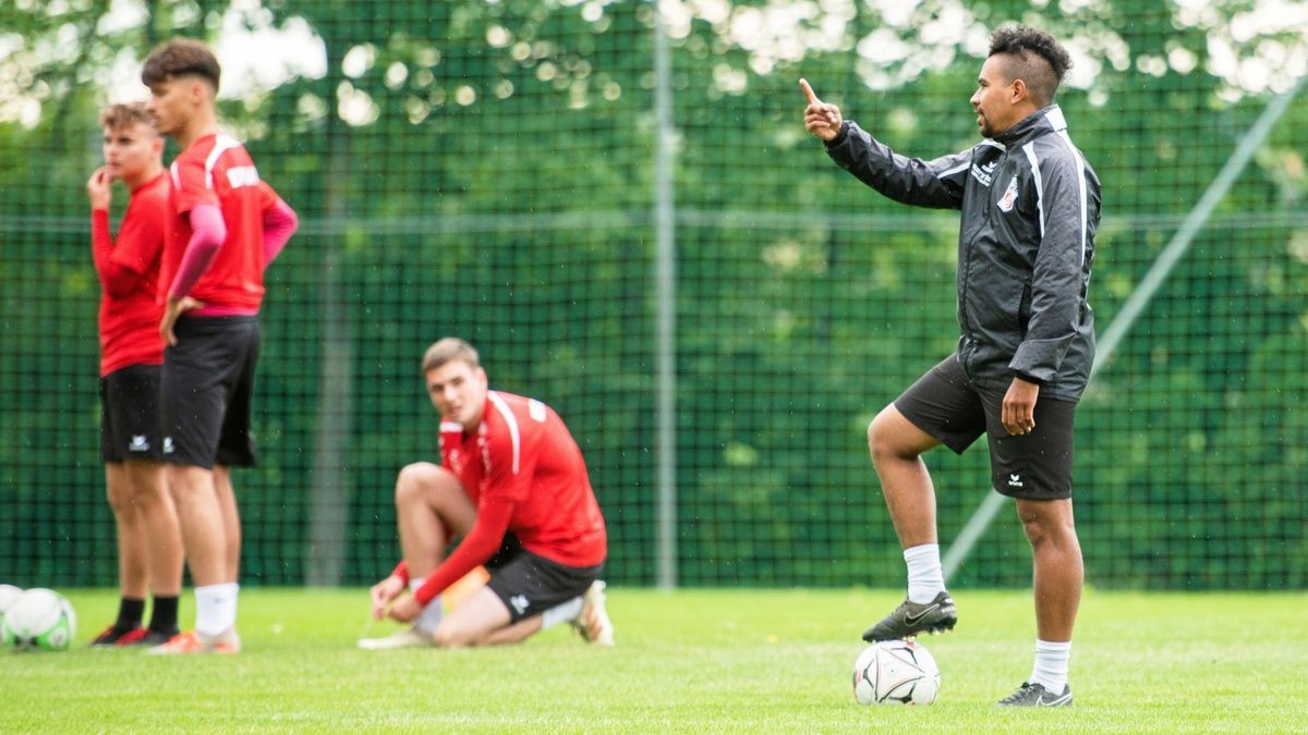 Manuel Rost (rechts) dirigiert künftig die Erfurter U19-Mannschaft.