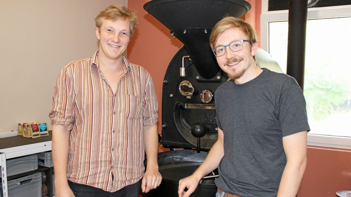 Die Jungunternehmer Collin (r.) und Vincent Höckendorf vor dem Herzstück ihrer Rösterei: einem sorgfältig aufgearbeiteten Probat-Trommelröster von 1958. Mitten in der Corona-Krise haben sich die beiden Wahl-Weimarer selbstständig gemacht.