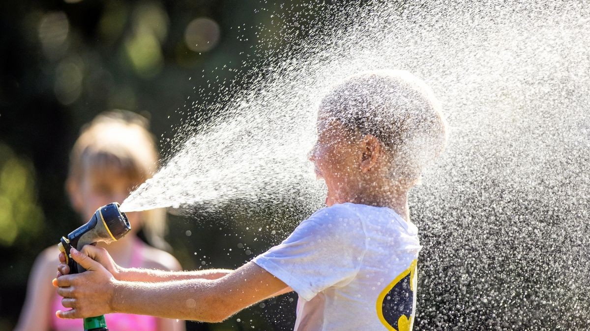 Am Wochenende ist bei Temperaturen über 30 Grad jede Abkühlung willkommen (Symbolbild)