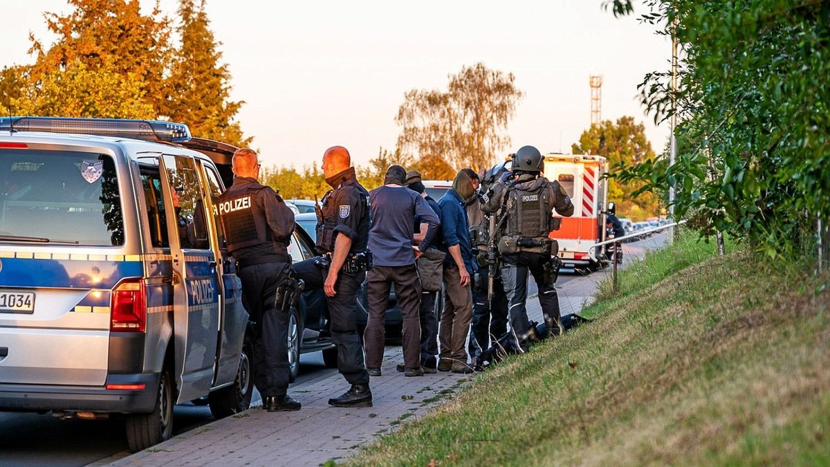 Am Donnerstagnachmittag haben schwer bewaffnete Beamte der Bereitschaftspolizei eine Gartenanlage in der Stobraer Straße in Apolda umstellt. Gegen Abend kam ein Sondereinsatzkommando hinzu.