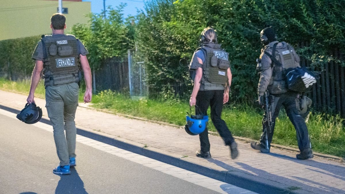 Mehrere schwer bewaffnete Beamte von Polizei und SEK umstellten eine Gartenanlage in der Stobraer Straße in Apolda.