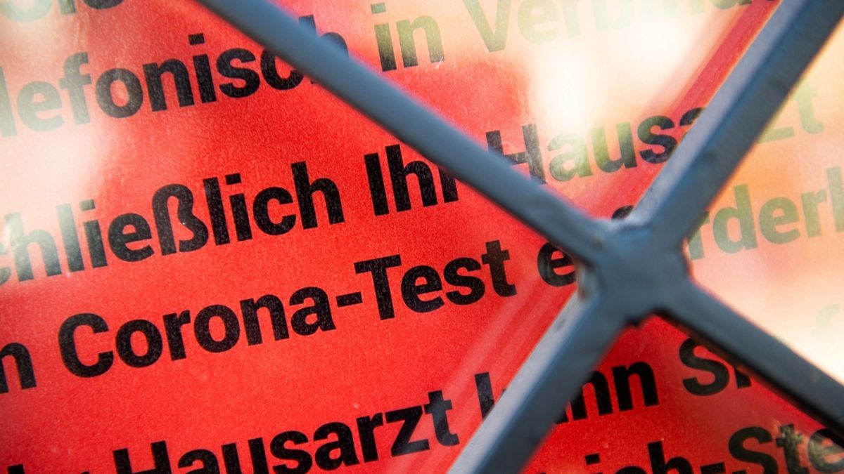 Schild mit der Aufschrift „Corona-Test“ an einer Eingangstür (Archiv-Foto).