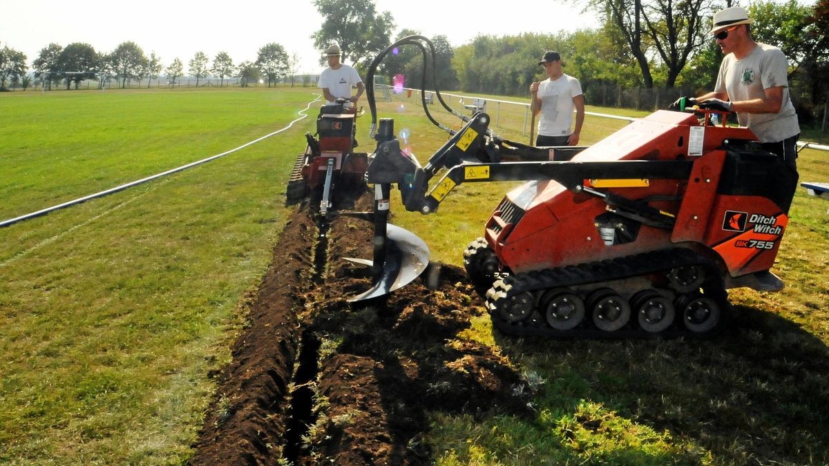 Bei brütender Hitze wurden am Samstag die Gräben für das Bewässerungssystem für den Großrudestedter Sportplatz gezogen.