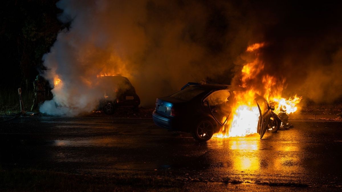 Die Insassen aller Fahrzeuge (zwei Insassen eines Smart und fünf in einem VW) konnten die Fahrzeuge noch eigenständig verlassen. Sie wurden vor Ort von Ersthelfern betreut.