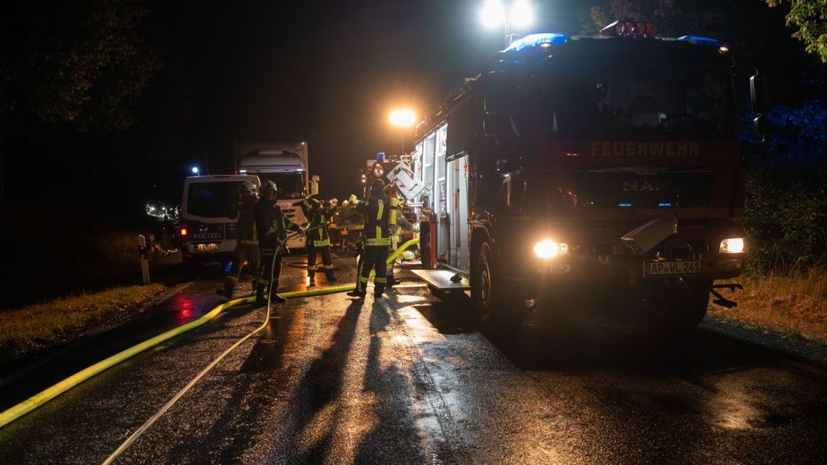 Während der Rettungs- und Bergungsmaßnahmen mussten die Bundesstraße für mehrere Stunden voll gesperrt werden. An beiden Fahrzeugen entstand wirtschaftlicher Totalschaden. Die Polizeiinspektion Weimar hat die Ermittlungen zum Unfallhergang aufgenommen.