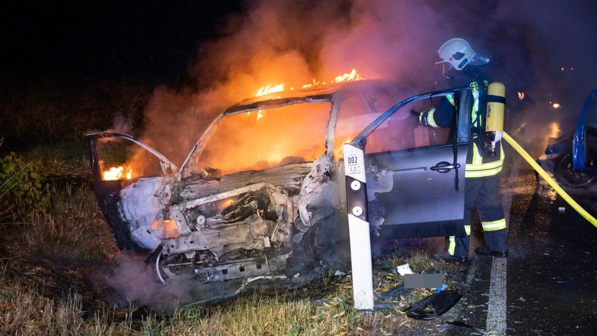 Aus bisher ungeklärter Ursache stießen kurz vor dem Ortseingang Mellingen zwei Autos frontal zusammen. Durch die Wucht des Aufpralls gingen beide Fahrzeuge in Flammen auf.