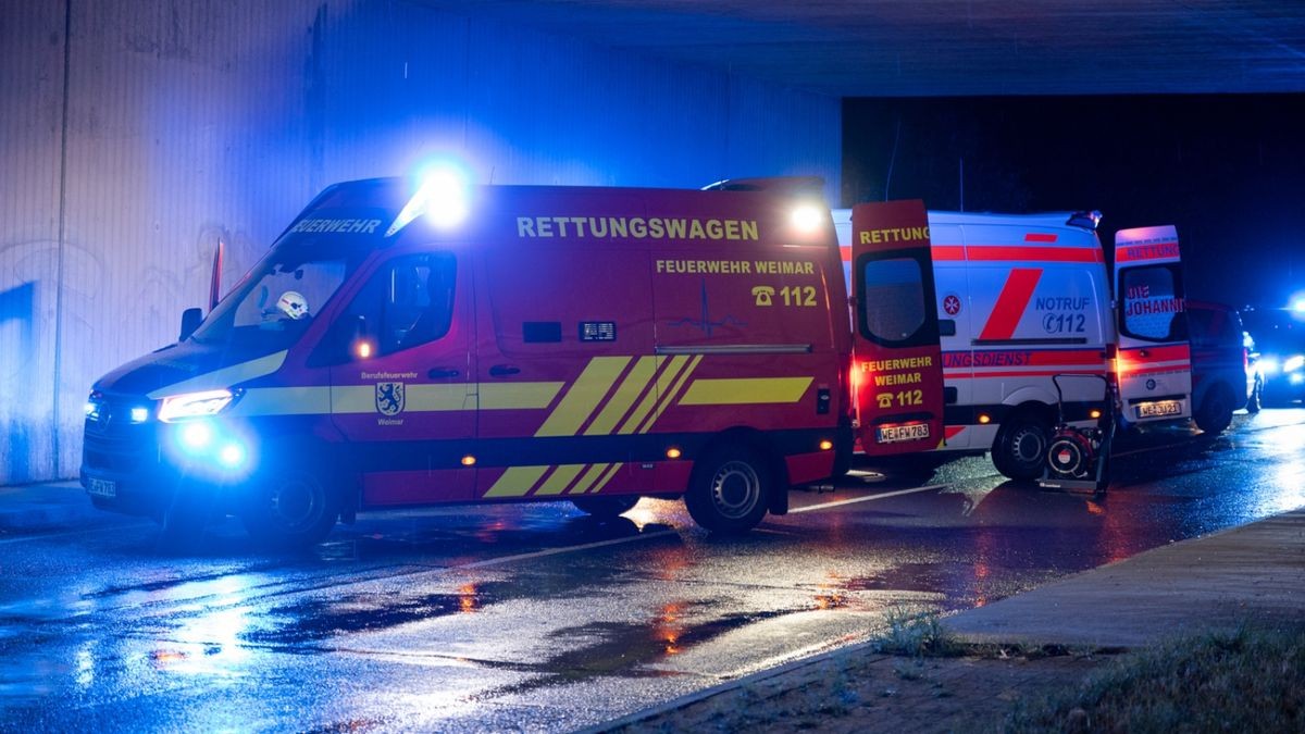 Während der Rettungs- und Bergungsmaßnahmen mussten die Bundesstraße für mehrere Stunden voll gesperrt werden. An beiden Fahrzeugen entstand wirtschaftlicher Totalschaden. Die Polizeiinspektion Weimar hat die Ermittlungen zum Unfallhergang aufgenommen.