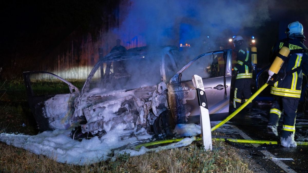 Während der Rettungs- und Bergungsmaßnahmen mussten die Bundesstraße für mehrere Stunden voll gesperrt werden. An beiden Fahrzeugen entstand wirtschaftlicher Totalschaden. Die Polizeiinspektion Weimar hat die Ermittlungen zum Unfallhergang aufgenommen.