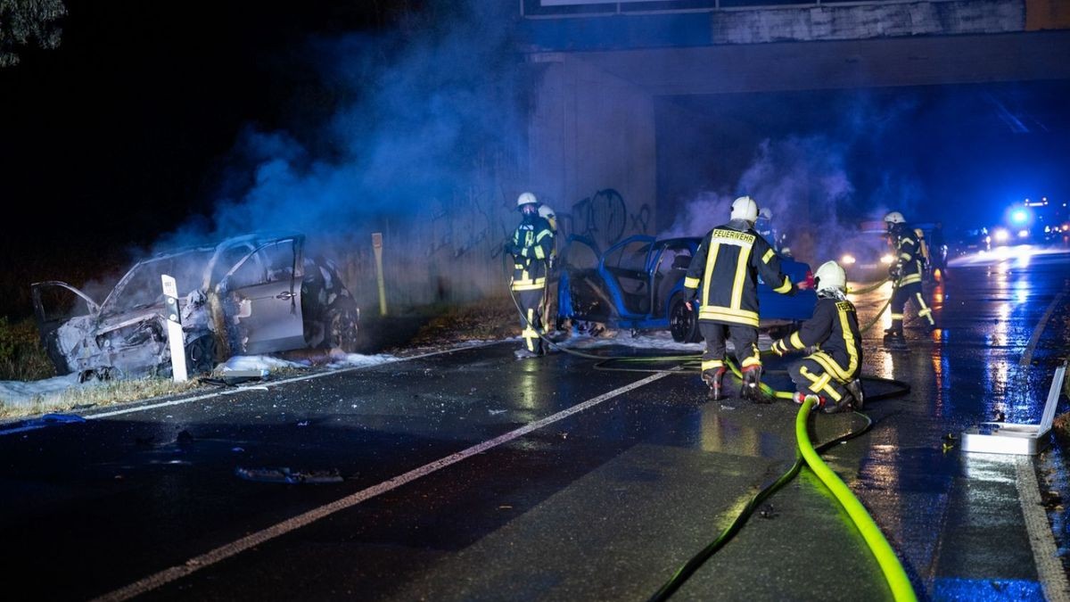 Während der Rettungs- und Bergungsmaßnahmen mussten die Bundesstraße für mehrere Stunden voll gesperrt werden. An beiden Fahrzeugen entstand wirtschaftlicher Totalschaden. Die Polizeiinspektion Weimar hat die Ermittlungen zum Unfallhergang aufgenommen.