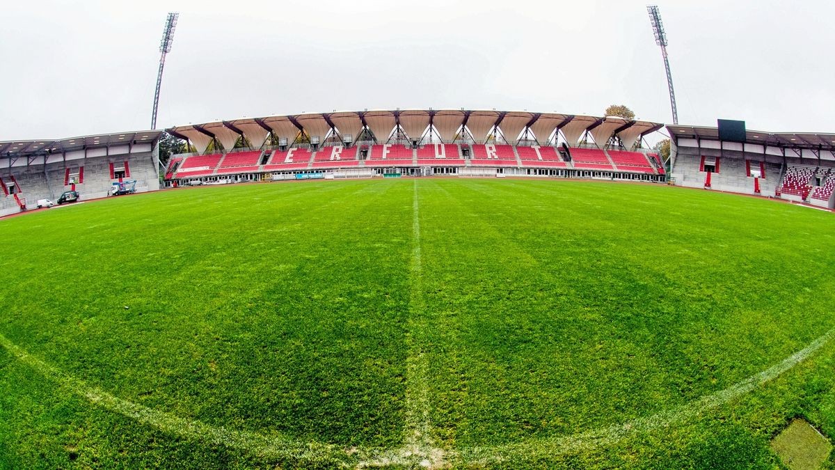 Blick auf die Westtribüne des Erfurter Steigerwaldstadions.