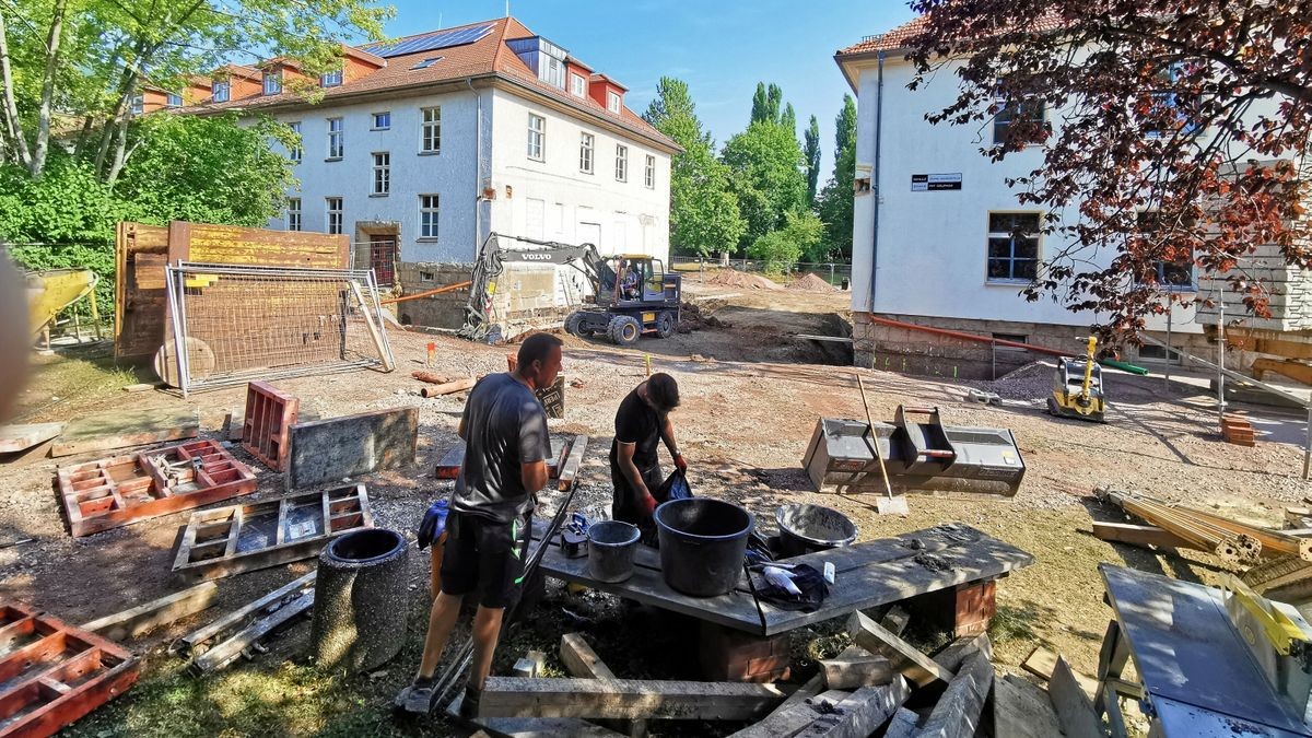 Die Bauarbeiten für die Erweiterung der Freien Waldorfschule an der Ernst-Thälmann-Straße durch einen neuen Zwischenbau laufen auf Hochtouren.