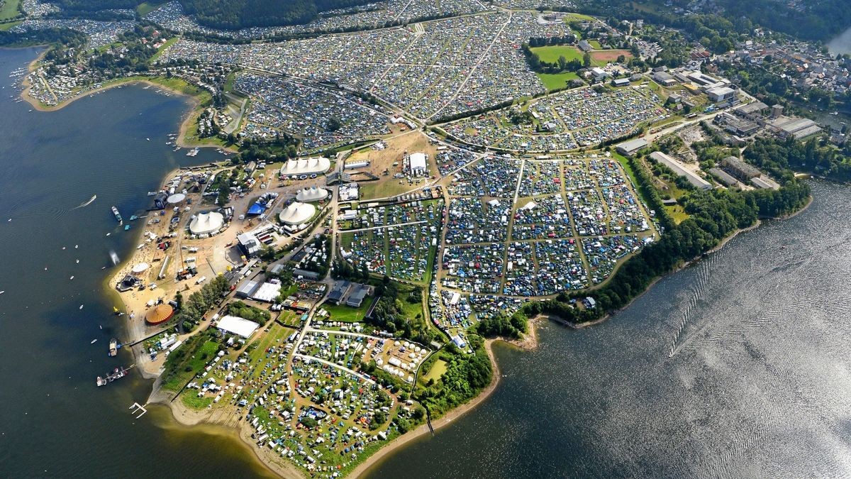 Ein Foto aus besseren Tagen: Die Luftaufnahme zeigt das weitläufige Areal des Musikfestivals 