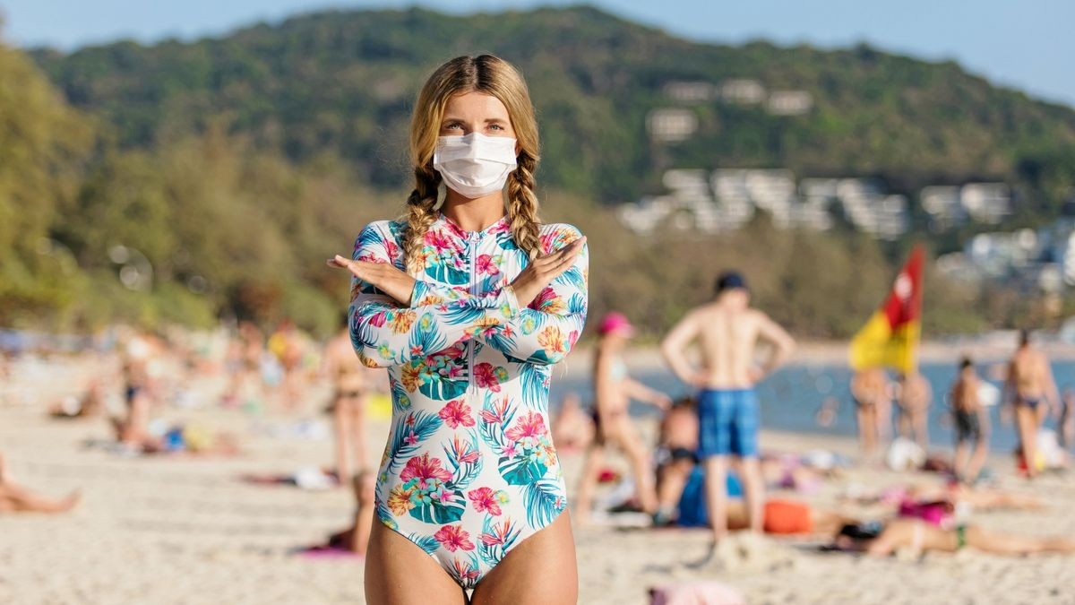 Am Strand mit Maske? Egal wie sehr man sich im Urlaub geschützt hat – kehrt man aus einem Risikogebiet heim, muss man sich zu Hause auf Corona testen lassen.