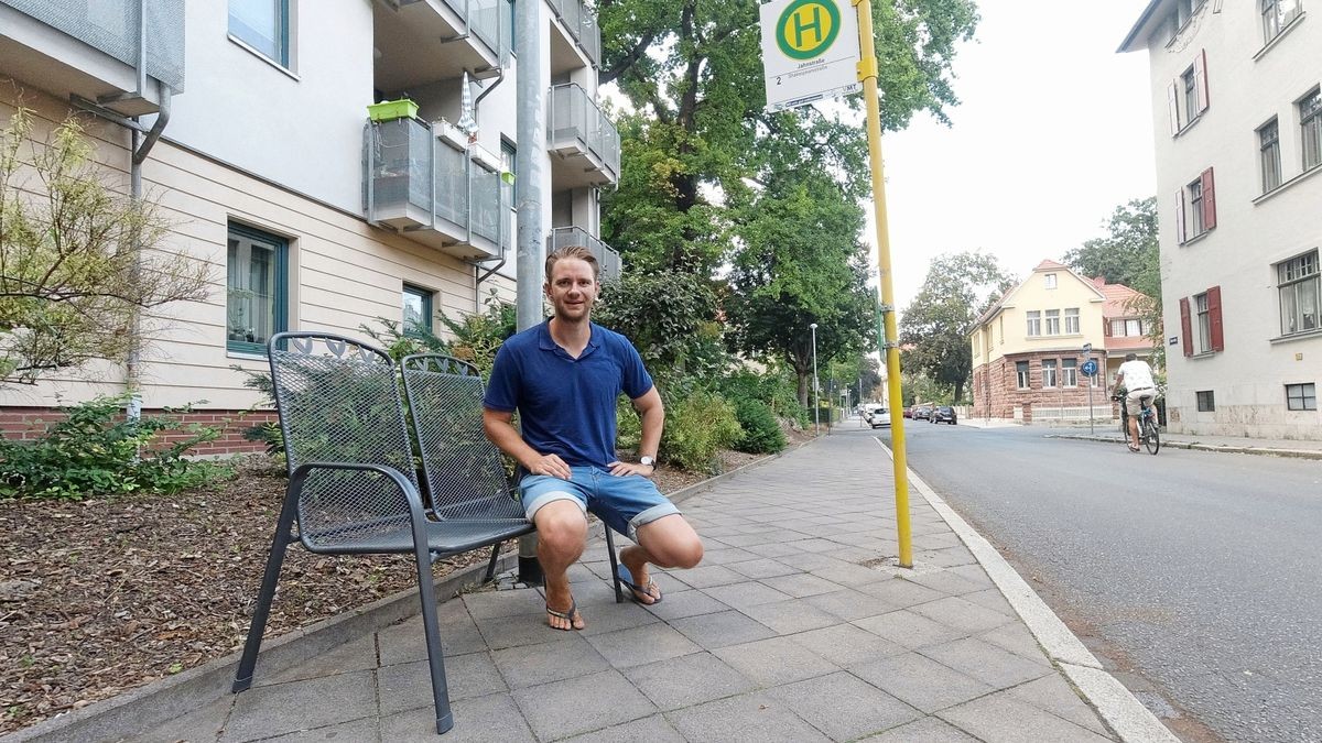 Martin Röckert hat aus eigener Tasche eine Bank für die Haltestelle Jahnstraße gekauft und sie aufgestellt.