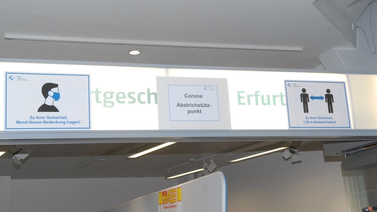 Am Samstagmorgen ging die neue Corona-Abstrichstelle am Flughafen Erfurt-Weimar in Betrieb. 13 Passagiere aus Rhodos ließen sich als erste an der neuen Teststation der Kassenärztlichen Vereinigung Thüringen testen, drei weitere vereinbarten einen Termin für den Test in ihrer Heimatstadt. Auch das ist ab sofort am Flughafen möglich. Für sie ist ein Test freiwillig, für Rückkehrer aus Corona-Risikogebieten wie dem bulgarischen Varna und Mallorca ist der Test nach der Reise dagegen verpflichtend - die Einhaltung der Frist wird streng überwacht. Betrieben wird die Teststation am Flughafen Erfurt-Weimar vom ASB Erfurt, auch Tobias Werner ist dabei. 