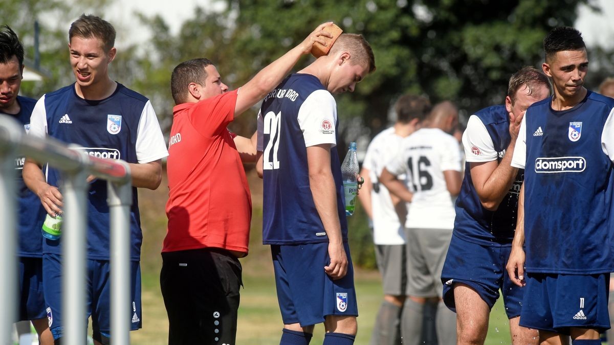 Nords Trainer Christian Stieglitz macht seinen Spieler Mic Metschulat nass.