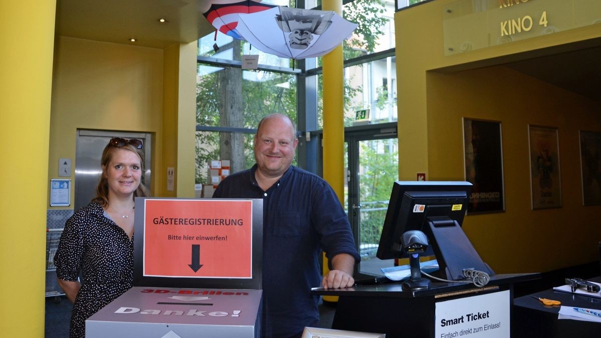 Mehr als fünf Monate nach dem Lockdown eröffnen die CineStar-Kinos in Weimar wieder. Hier sind in der Schützengasse Claudia Kowalewski und Tino Schmidt an der Box, in die die Gäste ihre Kontaktdaten einwerfen müssen. 