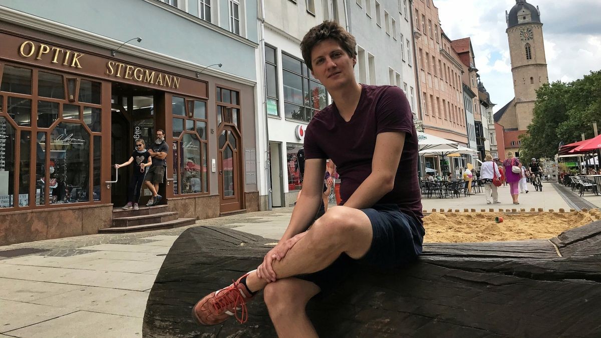 Friedrich Herrmann (31) lebt in Jena. Neben seinen Auftritten als Poetry Slamer moderiert und veranstaltet er selbst Slams. Außerdem gibt er Workshops und Coachings.