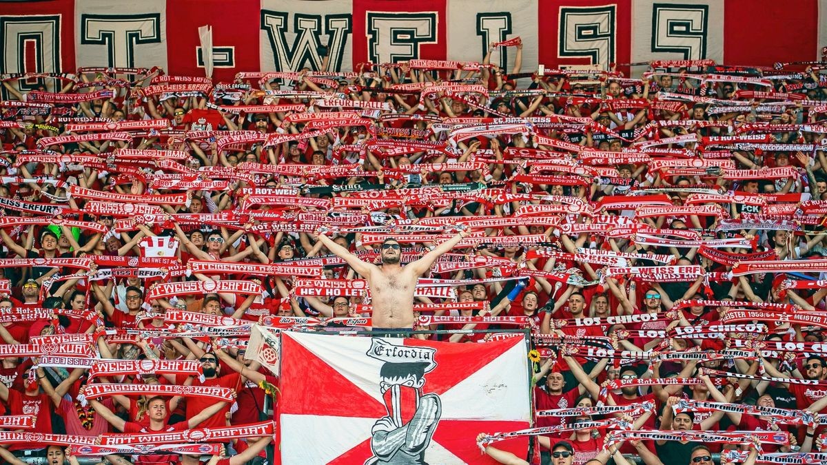 So eng werden die RWE-Fans am Sonntag nicht zusammenstehen dürfen. Dennoch ist das Stadion ausverkauft.