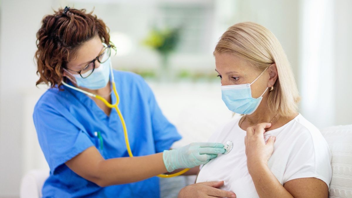 Eine Patientin ist in der Corona-Zeit mit Mundschutz bei einer Ärztin zur Untersuchung (Symbolbild)