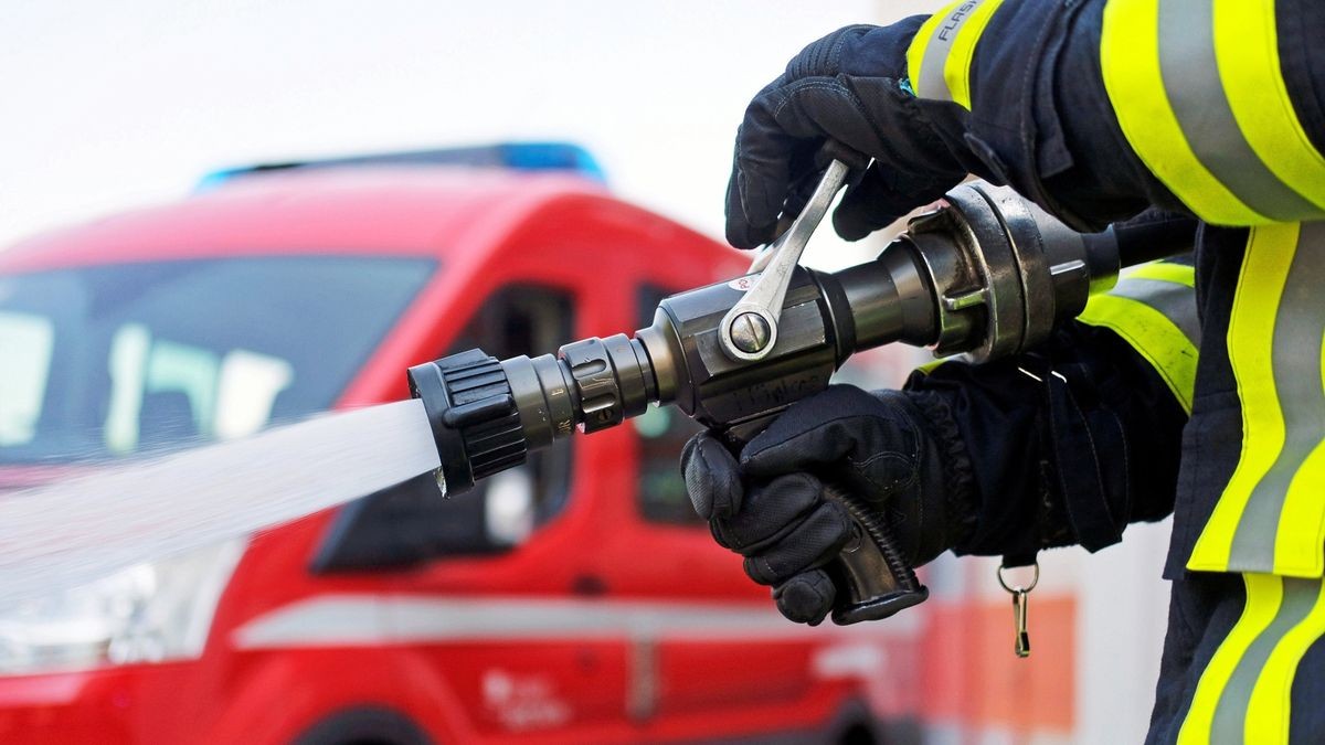 Die ehrenamtlichen Feuerwehrmänner sollen von organisatorischen Aufgaben entlastet werden. Dafür könnte der Anteil der hauptamtlichen Wehrkräfte in Emmerich steigen.