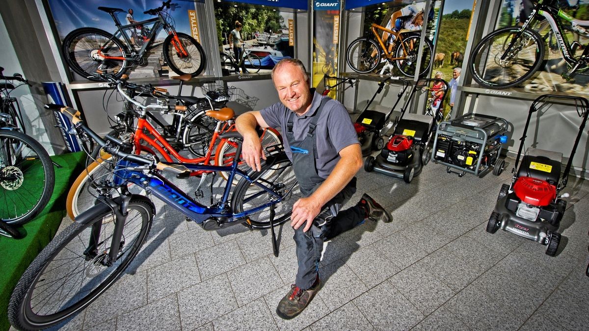 Zweiradhändler Mike Ludwig in seinem fast ausverkauften Fahrrad-Ausstellungsraum in Bad Langensalza. Inzwischen hat er Rasenmäher und ein Notstromagregat da platziert wo früher ebenfalls Fahrräder präsentiert wurden.