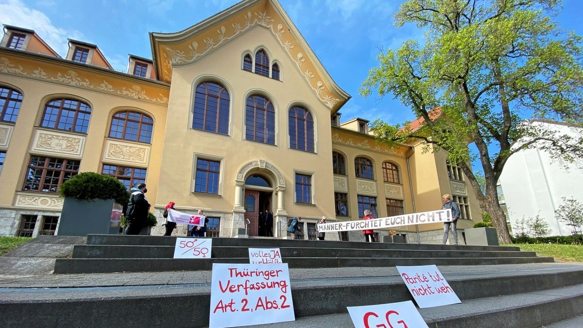 Der Landesfrauenrat begleitete die Verhandlung zum Paritätsgesetz mit einer Mahnwache. Er kündigte eine Klage vor dem Bundesverfassungsgericht an. 