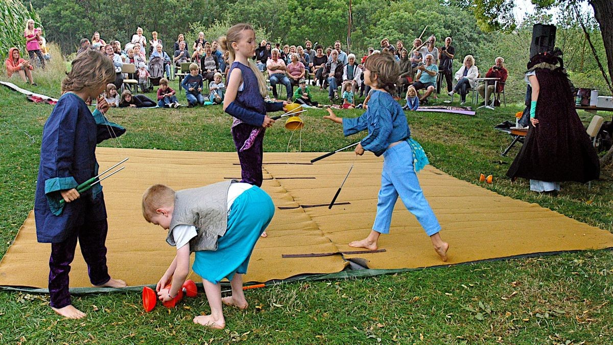 Der Weimarer Kinderzirkus Tasifan tritt bei der „Expedition Weiden“ auf der Wiese am Kirchberg des kleinen Buttelstedter Ortsteils auf.