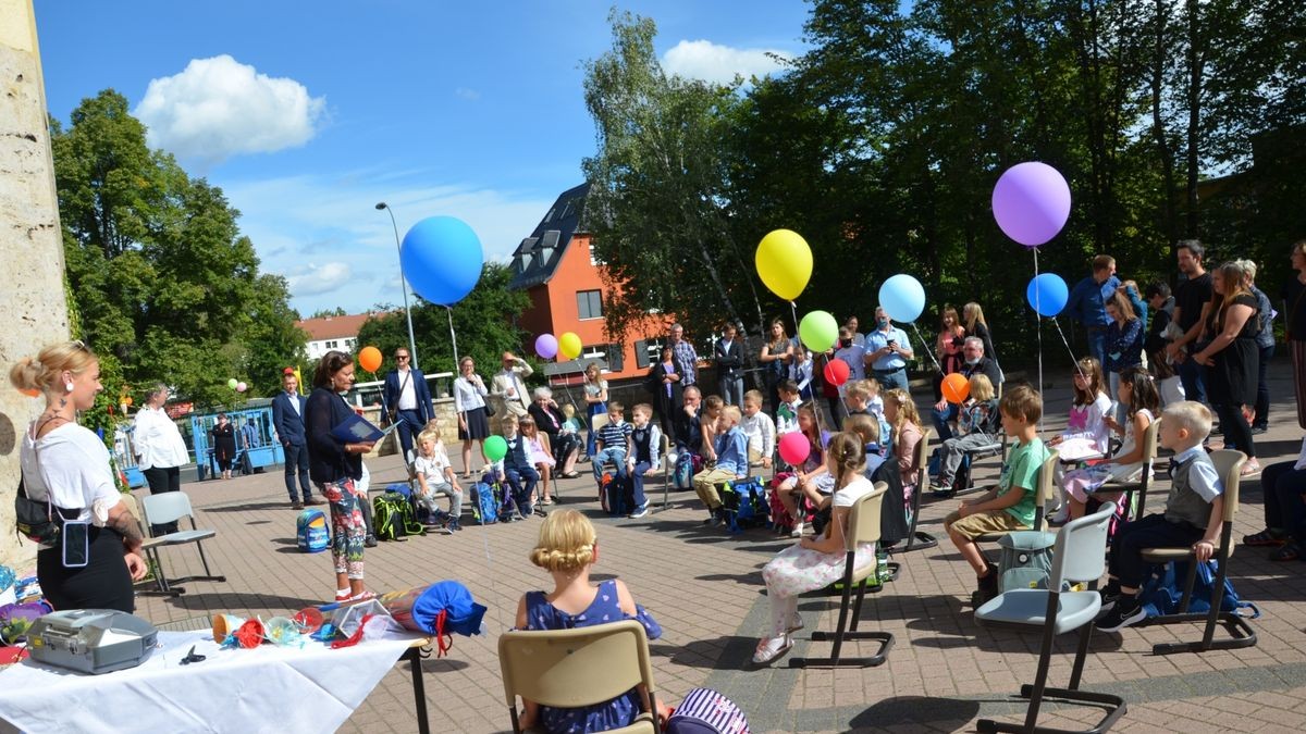 Einschulungsfeier der Klasse 1d an der Pestalozzi-Grundschule mit Klassenlehrerin Kathrin Kilian, der stellvertretenden Schulleiterin Dorothea Hoffmann sowie Horterzieherin Elisa Wellhöfer.