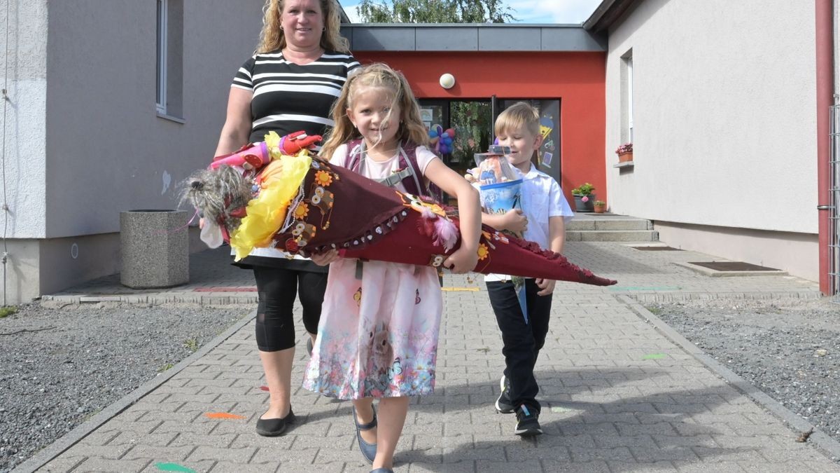 Feenia Gerchel (6) aus Wohlsbirn kommt mit Bruder Norik, Mutti Sabine und der großen Zuckertüte von der Schuleinführung in Buttelstedt.