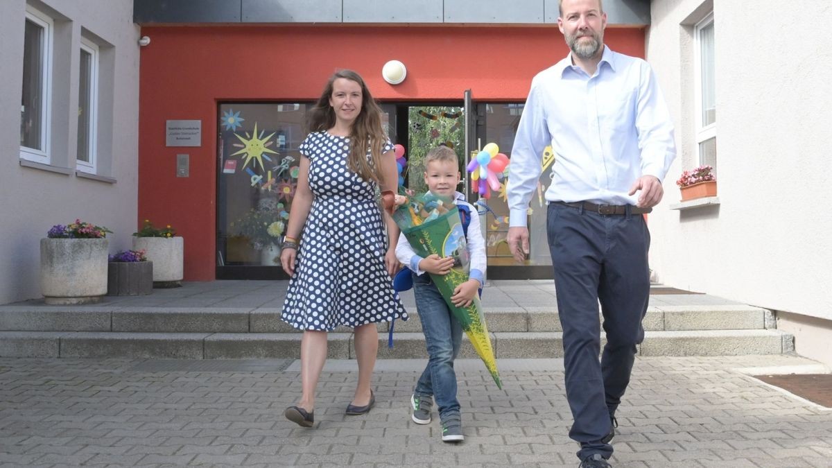 Hier kommt Paul mit Mama Janina Krey und René Rittler aus der Schule. 