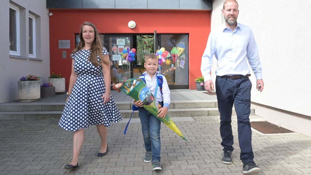 Auch Paul Krey (6) aus Wohlsborn hat in Buttelstedt seine Zuckertüte bekommen. Hier kommt er mit Mama Janina Krey und René Rittler aus der Schule. 