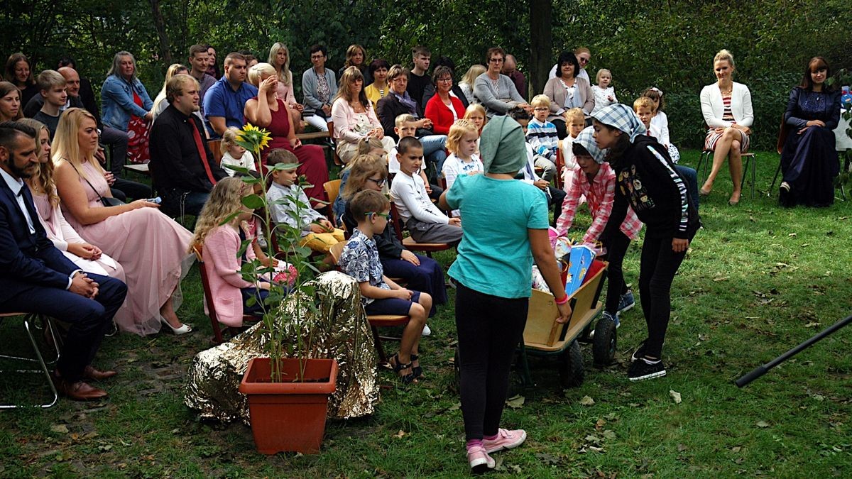 Die Schuleinführung unter Corona-Bedingungen in Bad Berka funktionierte gut: Beim ersten Durchgang morgens 9 Uhr war es zwar noch etwas kühl, später aber freuten sich alle über die lauschige Atmosphäre auf der Wiese unter Bäumen. 