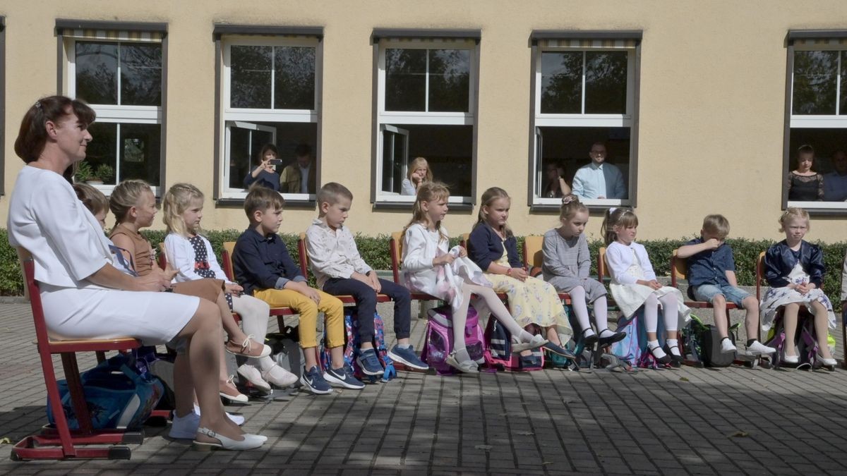 Schulleiterin Manuela Gössel hatte mit ihrem Team einen Schulfotografen zur Seite, der die Übergabe der Zuckertüten für jede Familie bildlich festhielt.