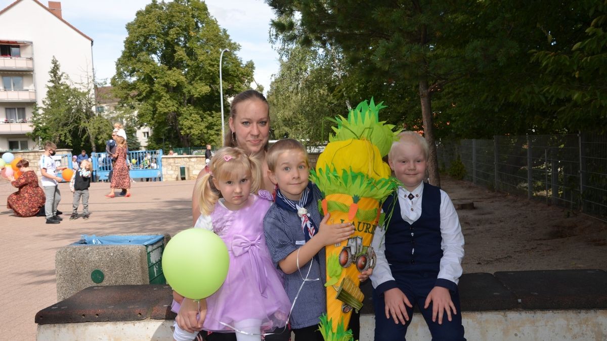 Traktor-Fan Laurin (6) mit seinen Geschwistern Lui (3) und Leonard (7) sowie Mama Ria Kobold nach der Einschulung in der Pestalozzi-Grundschule Weimar.