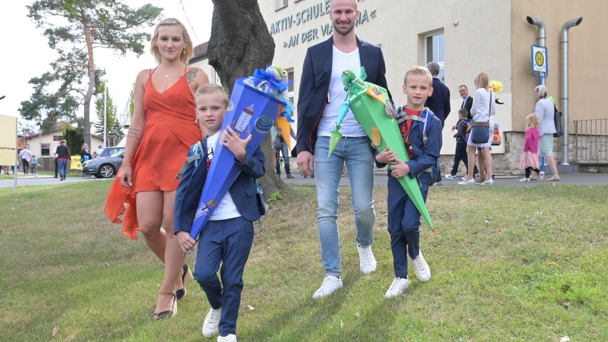 Sina Müller und Frank Pöbel mit den Zwillingen Til und Carlo (7) nach der Schuleinführung der Klasse 1a in Berlstedt.