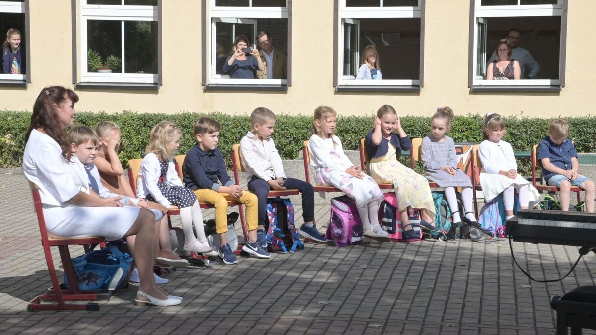 Eltern und Geschwister verfolgten die Zeremonie, wie in einer Loge, von den Fensterplätzen im Schulhaus dahinter.