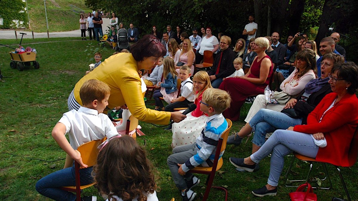 Die Schuleinführung unter Corona-Bedingungen in Bad Berka funktionierte gut: Beim ersten Durchgang morgens 9 Uhr war es zwar noch etwas kühl, später aber freuten sich alle über die lauschige Atmosphäre auf der Wiese unter Bäumen. 