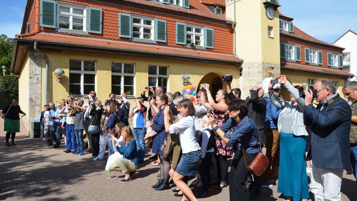 Dieses Einschulungsfoto aus anderer Perspektive entstand an der Pestalozzi-Grundschule Weimar.