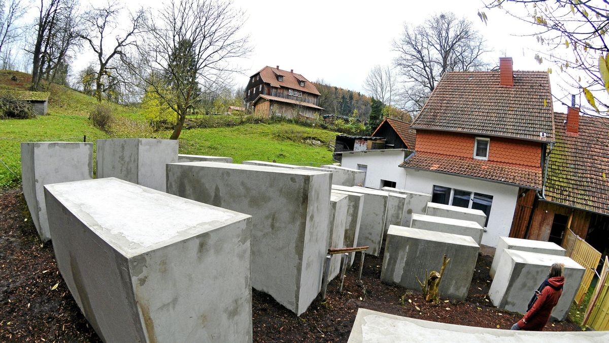 Das „Zentrum für Politische Schönheit“ stellte auf dem Nachbargrundstück von AfD-Politiker Björn Höcke in Bornhagen 24 massive Betonblöcke auf, nachdem der das Holocaust-Denkmal als 