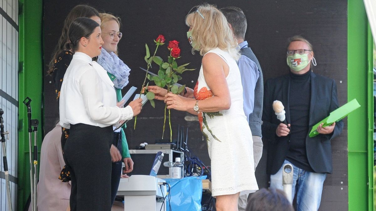 Schulleiterin Dorita Rudschewski übergibt Blumen an Absolventen der Blumensteinschule Obersuhl. Nun muss die Eisenacherin wegen eines Corona-Falls an der vorerst geschlossenen Schule den Unterricht neu organisieren.