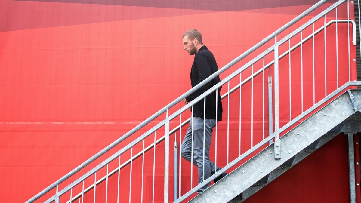 Cheftrainer Robin Krüger verlässt am späten Nachmittag das Trainingsgelände.